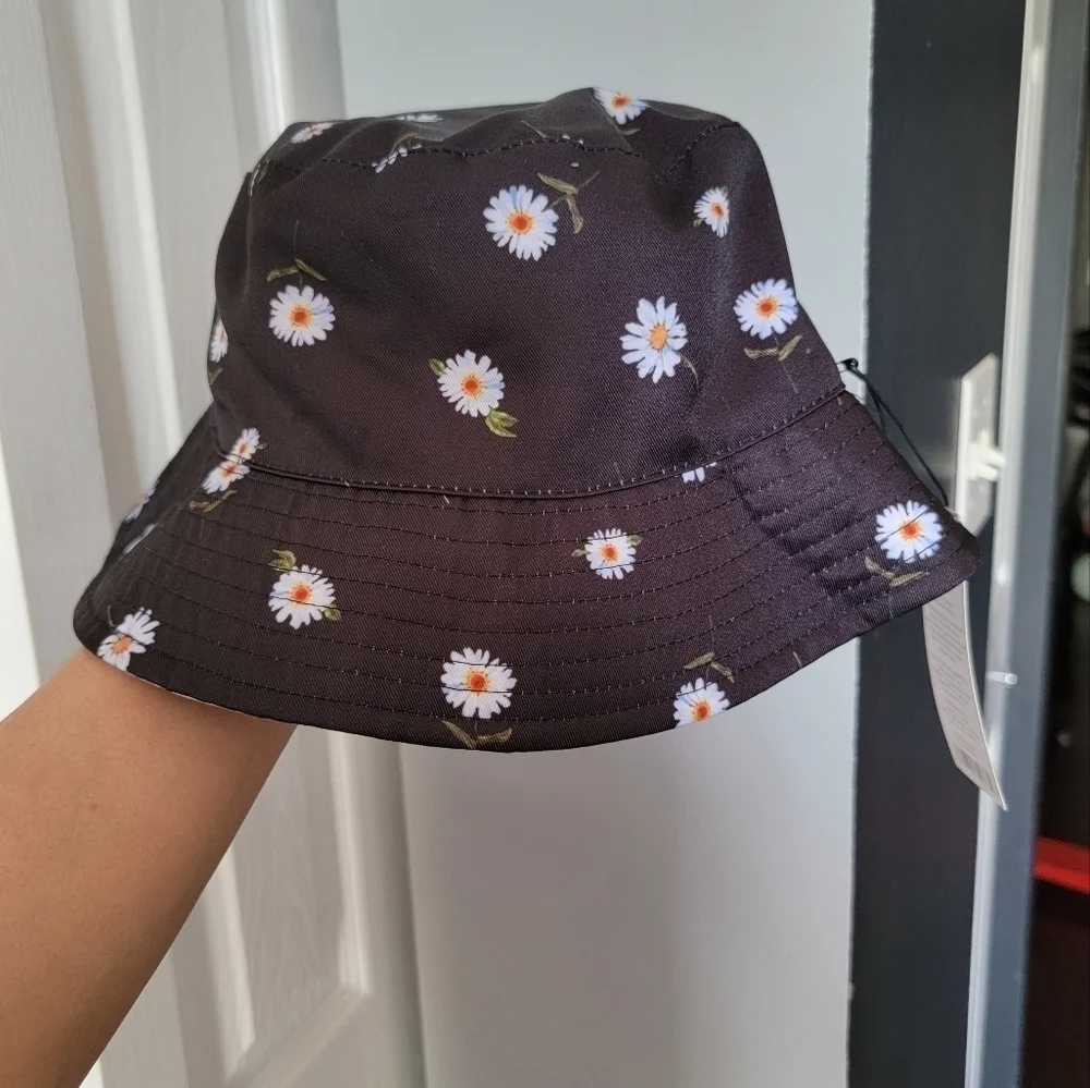 Alice + Olivia daisy bucket hat